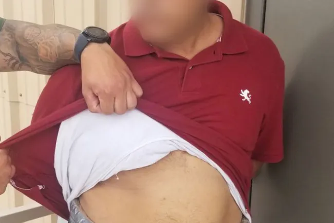 Llevaba droga adherida al cuerpo