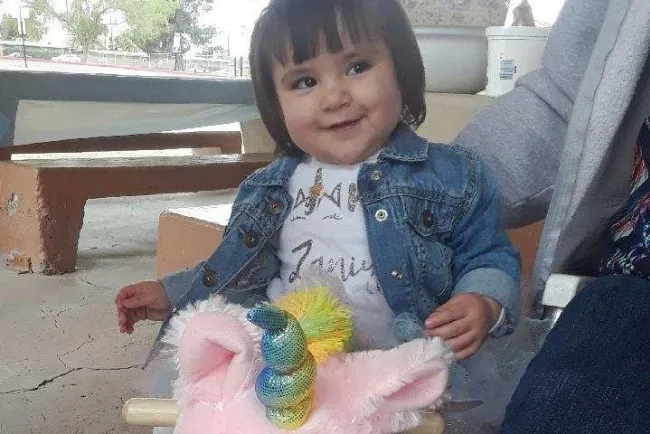 Balea niño a una bebita