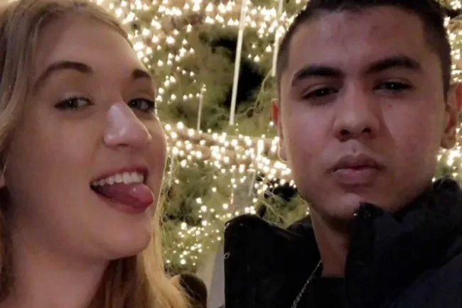 Se vuelven escudos humanos y salvan a su bebé del tiroteo