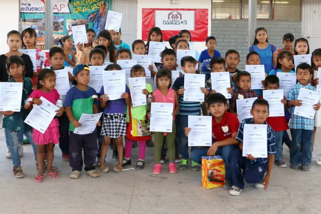 Enseñan a leer a niños Triquis