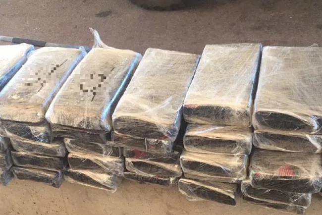 Llevaba empleado 237 libras de metanfetamina