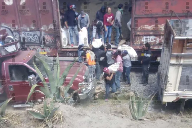 De nueva cuenta pobladores, incluidos niños, saquean tren en Puebla