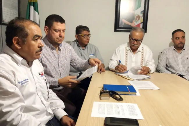 Evitan huelga de transportistas