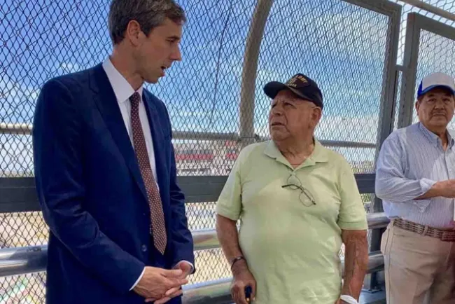Precandidato a la presidencia de EU asiste a funeral en México