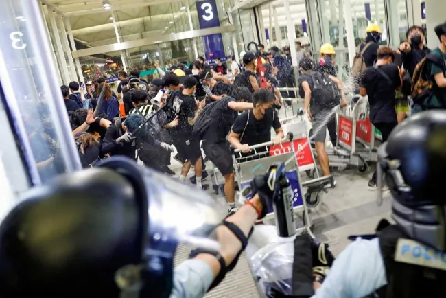 Chocan policías y manifestantes en aeropuerto de Hong Kong