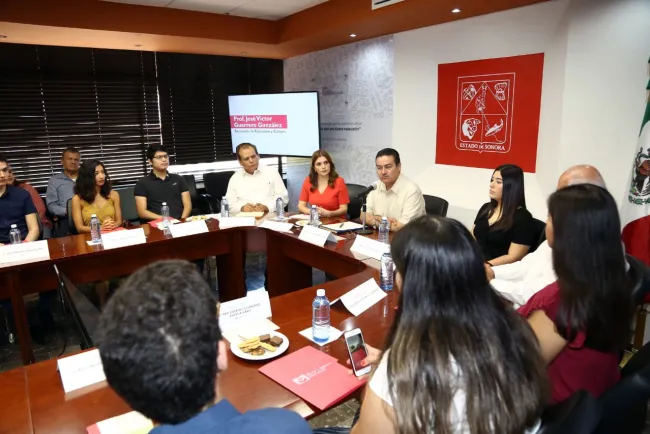 Entregan becas a siete estudiantes