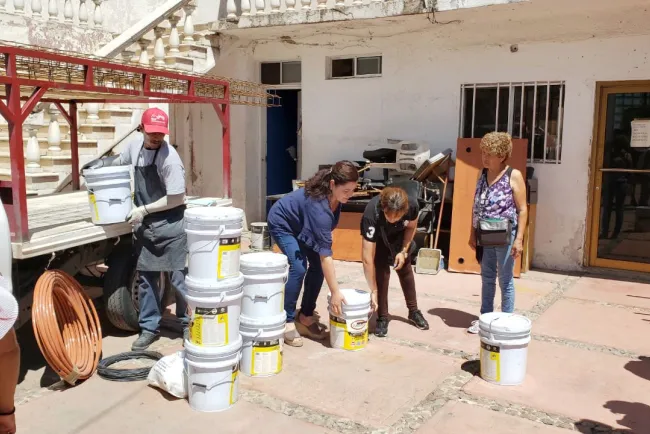 Entregan apoyos a afectados por lluvias