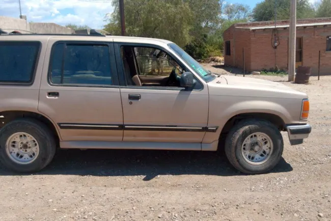 Localizan vehículo con droga y arma