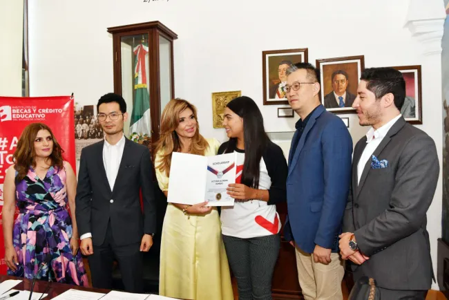 Apoya Gobernadora a estudiantes