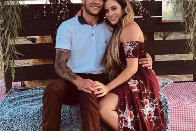 Karla y Seth se comprometen