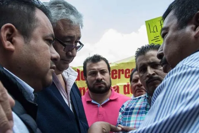 AMLO niega venta de plazas a maestros