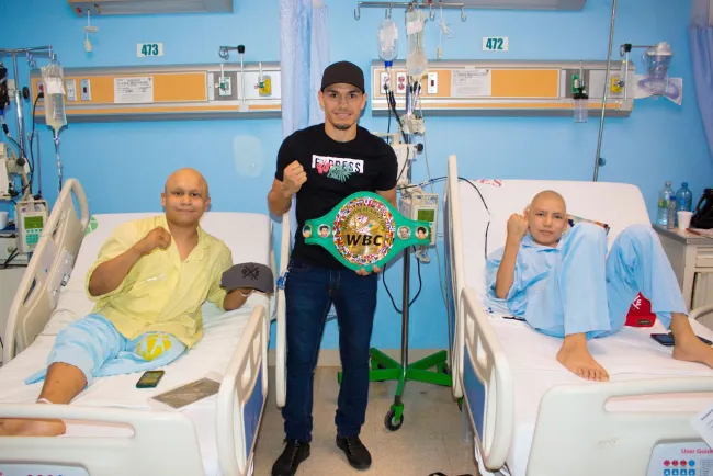 Visita “Gallo” Estrada a niños en el hospital