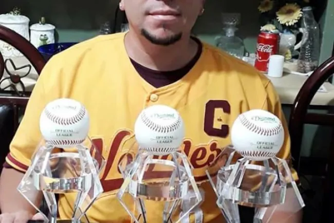 Minjarez luce
sus trofeos
de la LRN