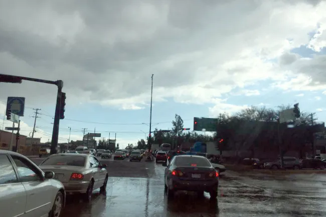 Provoca caos vial la lluvia