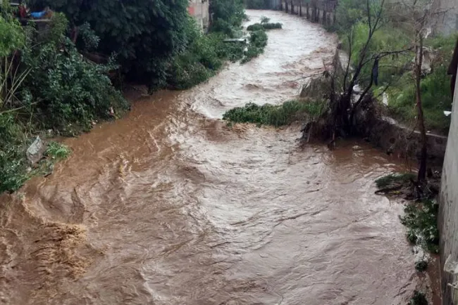Localizan cuerpo arrastrado por arroyo