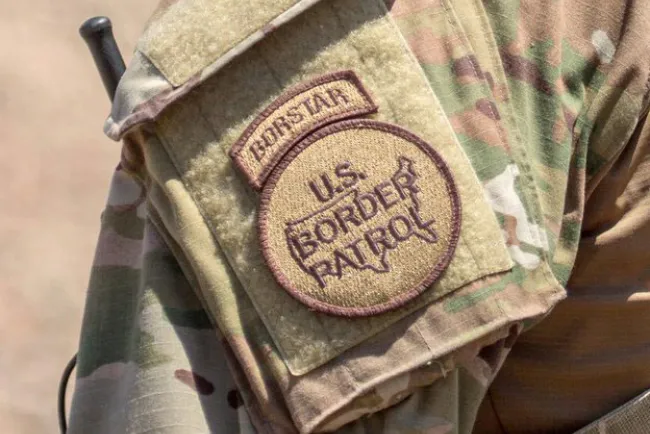 Rescatan a grupo de migrantes en desierto