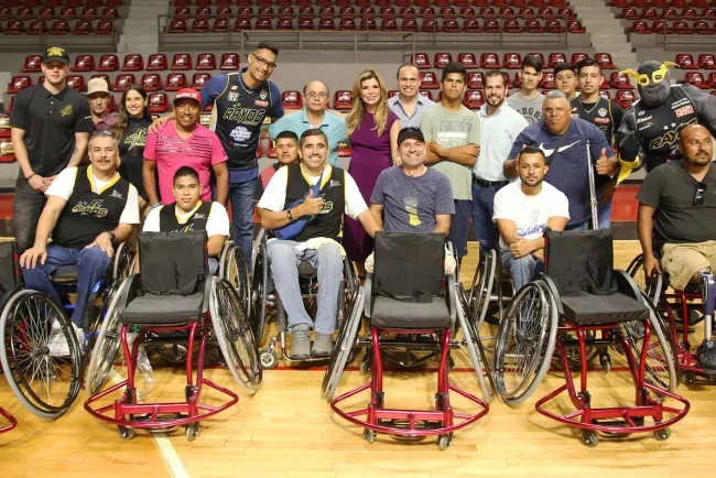 Entrega Gobernadora sillas de ruedas especiales