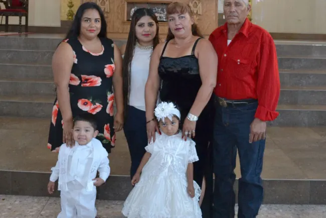 Juan Jovanni y Airam Marlene reciben Sagrado Sacramento