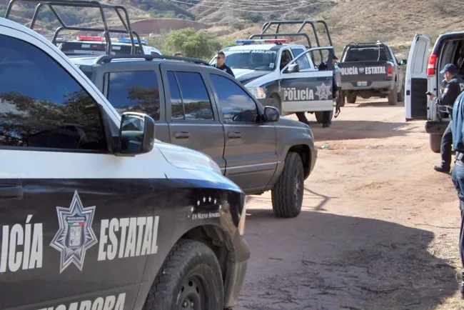 Halla cadáver en el patio de su casa