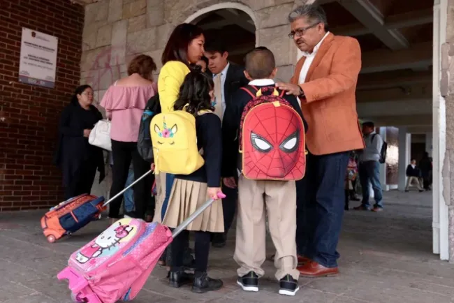 Inician clases en el país 25.4 millones de estudiantes