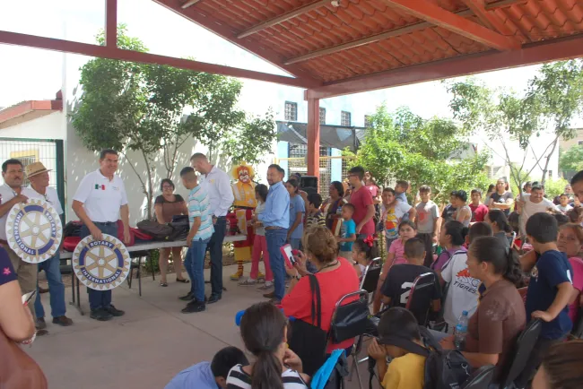 Entregan mochilas a niños nogalenses