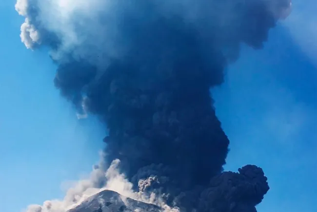 Pánico en Italia por nueva erupción del volcán Estrómboli