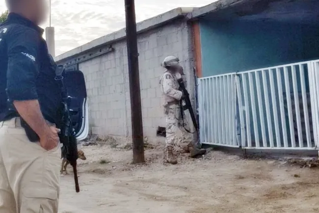 Aseguran droga y arma en cateo; dos detenidos y un abatido 