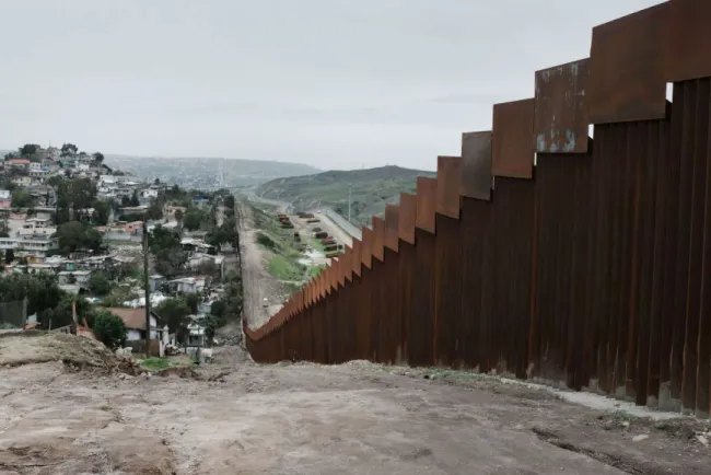 Por encima de la legalidad construye muro fronterizo