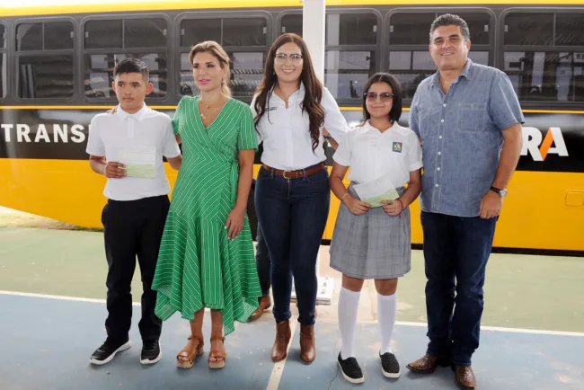 Entrega beneficios en Santa Cruz