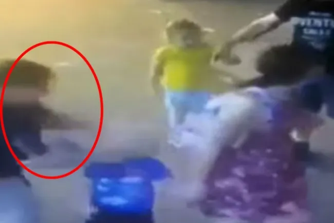 Mujer ataca a niño de 3 años con cuchillo, lo hiere en la cara