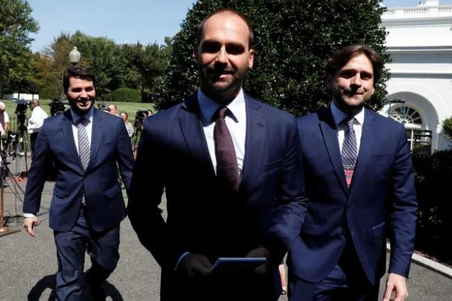 Hijo de Bolsonaro se reúne con Trump por crisis en Amazonia