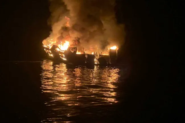 Incendio en barco deja 34 desaparecidos en California