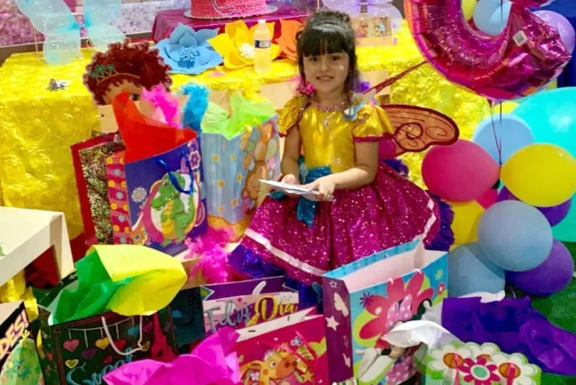 Jenelly  disfruta festejo de cumpleaños