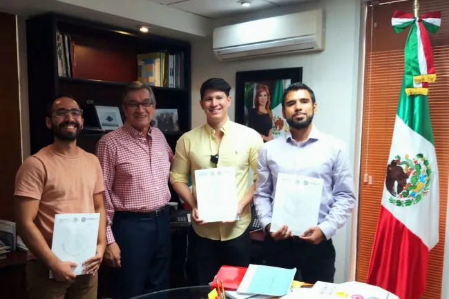 Entregan becas para maestrías