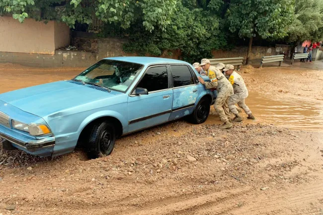 Rescatan a dos hombres el embovedado Los Nogales