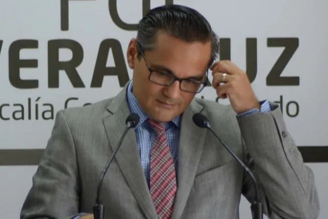 Separan temporalmente de su cargo a fiscal de Veracruz