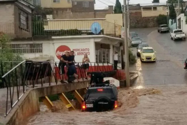 Salva agente a mujer de morir ahogada