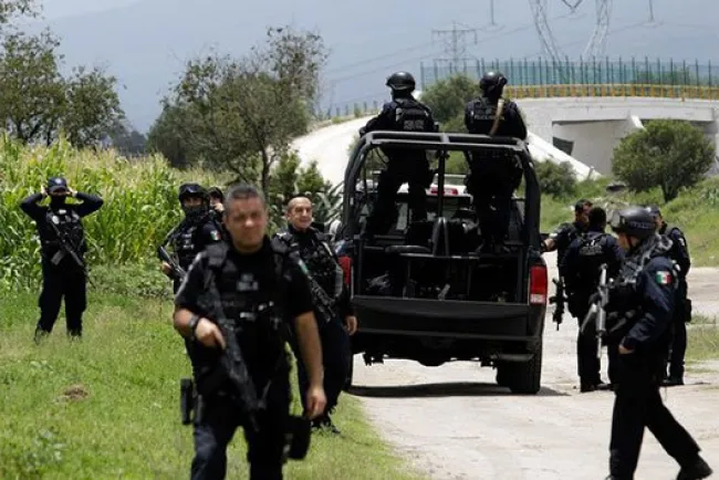 Pobladores retienen a 14 policías estatales en Puebla