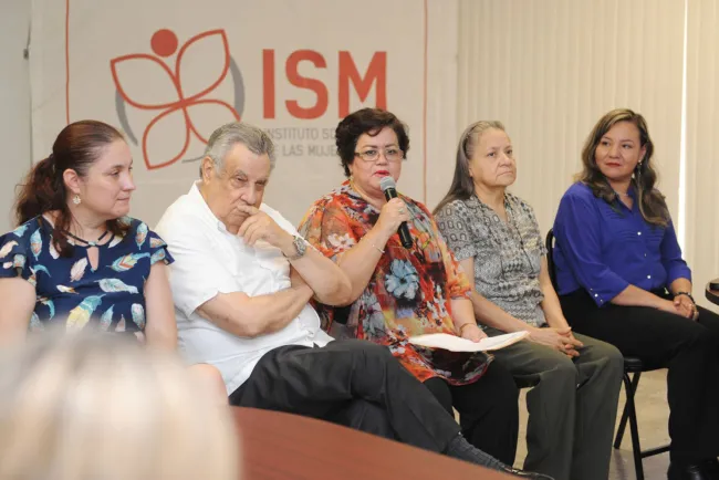 Capacita en atención a mujeres