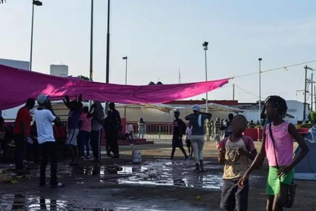 A mordidas y rasguños africanos enfrentan a Guardia Nacional