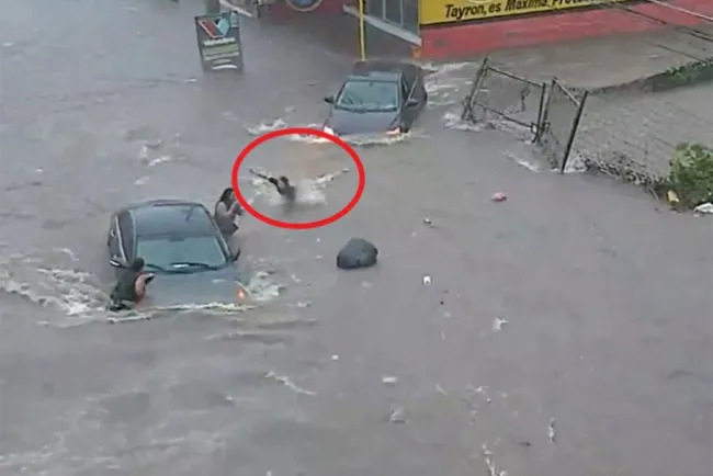 Hallan cuerpo de joven de 17 años 'tragada' por coladera