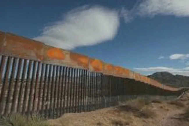 Construyen muro con recursos militares