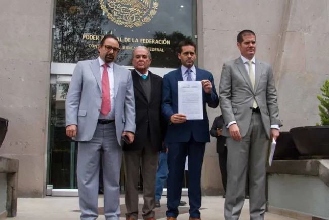 Dejan abogados caso
Robles; no puede pagar 