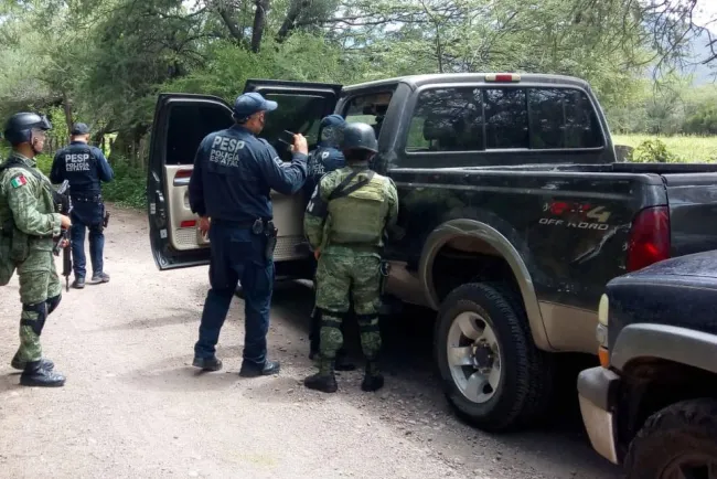 Incautan drogas, armas y vehículos