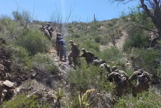 Detienen trece indocumentados