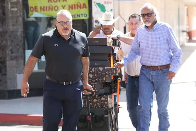 Entregan apoyos a comerciantes