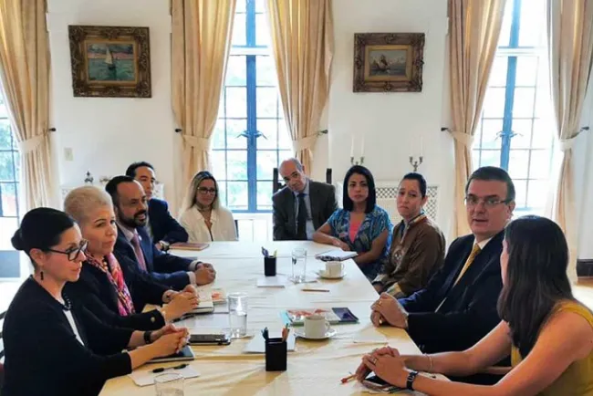 Evaluarán Ebrard y Pence acciones sobre flujo migratorio