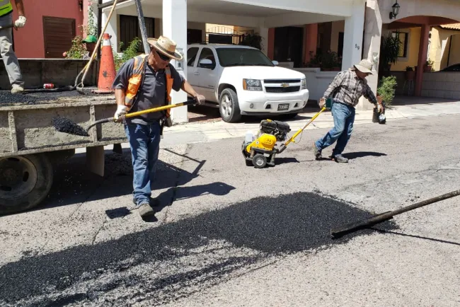 Reinician trabajos de bacheo en las colonias