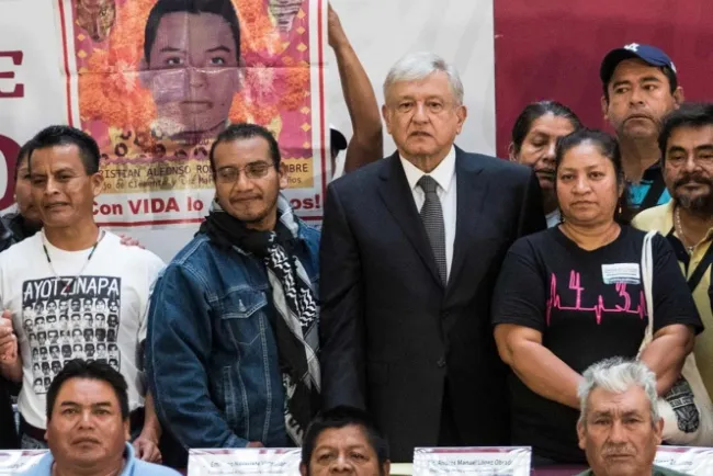 Atiende López Obrador a familiares de los 43