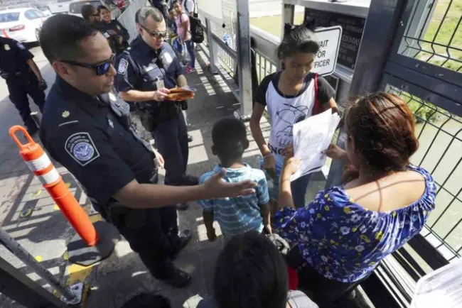 Corte Suprema de EU permite a Trump negar asilo a migrantes